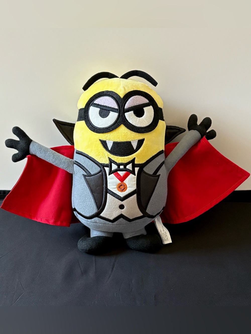 Universal Studios Minions Vampire Plush Halloween Dracula Fangs Black Cape 11”